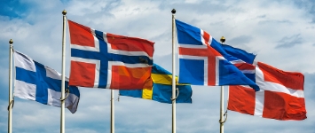 Bandeiras dos países constituintes da escandinávia, tremulando ao vento