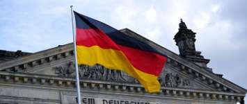 Bandeira da Alemanha pendurada em frente a um museu