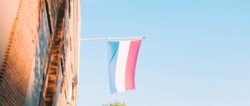 Bandeira da Holanda pendurada em um edifício