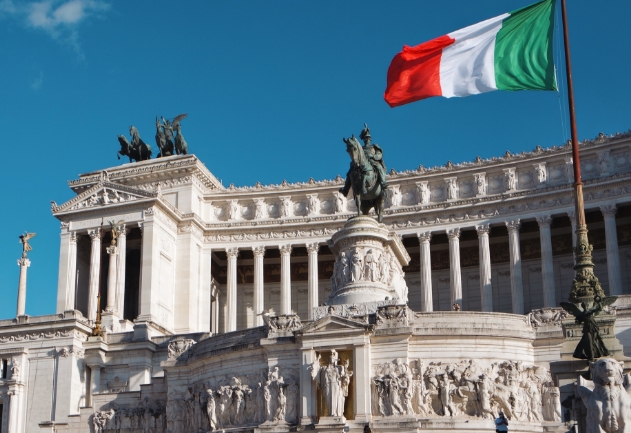 Museu com várias estátuas, ao lado de uma bandeira da Itália