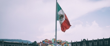Bandeira do México tremulando ao vento