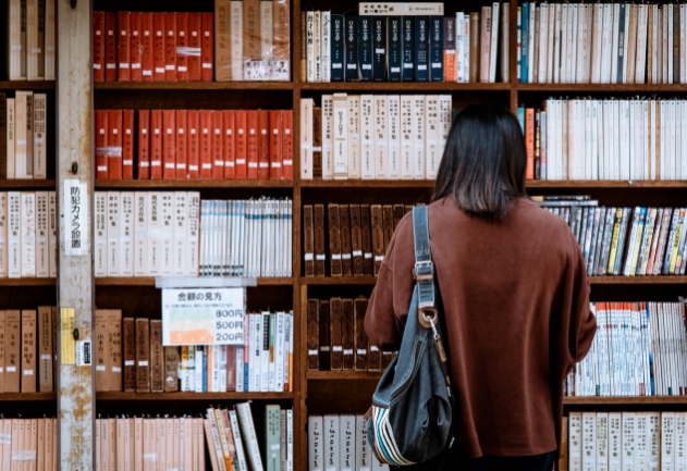 Mulher em frete a livros