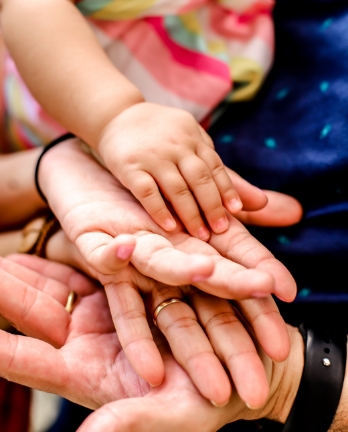 Mãos de várias gerações renidas