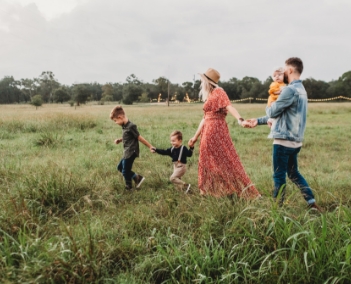 Família caminhando